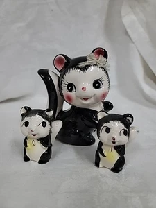 Vintage Kitsch Ceramic SKUNK Figurine Set Mom and 2 Babies - Picture 1 of 6