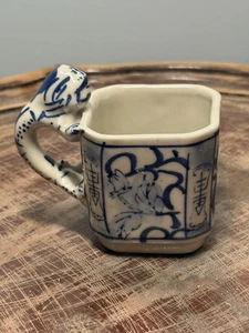 RARA TAZZA CINESE singola porcellana bianca blu con manici animali applicati - Foto 1 di 8