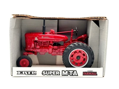1/16 McCormick Farmall Super M-TA Tractor With Wide Front - Image 1 of 3
