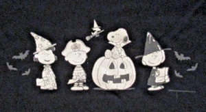 Snoopy & Peanuts Gang Halloween T-Shirt -- "Let's Go Haunting" (leuchtet im Dunkeln) - Bild 1 von 3