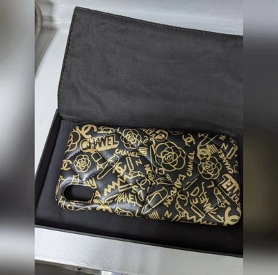 Lujosa funda Chanel iPhone XS $800+ impuestos/cuero de cordero - inclusión completa Foto 1 de 4