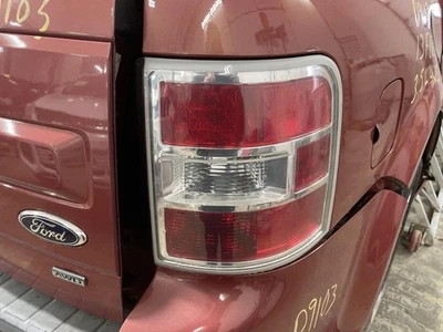 Conjunto de lanterna traseira direita usado serve para: 2013 Ford Flex com equipamento de acabamento de borda prata LED - Imagem 1 de 4