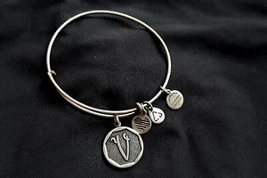 ALEX AND ANI - Initial 'V'  -  Charm Bangle Silver Bracelet - 2015 BRAND NEW - Bild 1 von 2