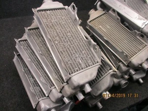 Radiador de relleno derecho Yamaha YZF250 YZF450 2014-2017 usado fabricante de equipos originales YZ3764 Y - Imagen 1 de 1