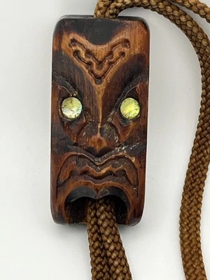 Corbata de colección maorí Tiki Bolo tallada a mano madera con incrustaciones ojos de concha Moki NZ Foto 1 de 4