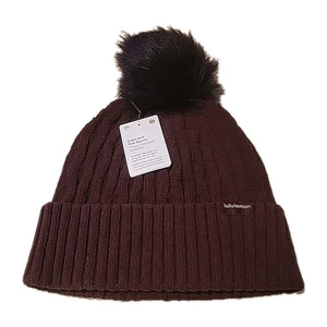 Lululemon Burgundy Nylon Blend Cozy Soft Plush Cable Knit Pom Beanie OS One Size - Bild 1 von 10