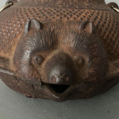 Estatuilla japonesa de metalistería Chagama de hierro perro mapache Tanuki 7 pulgadas de ancho Foto 1 de 4