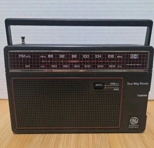Radio GE General Electric AM FM bidireccional alimentación portátil modelo 7-26600 años 80 de colección - Imagen 1 de 3