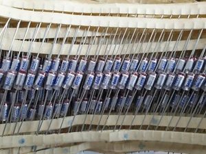20x NOS SIEMENS 680pF 160V HI-END STRYOFLEX POLYSTYRENE /KP AUDIO CAPACITORS! - Picture 1 of 2