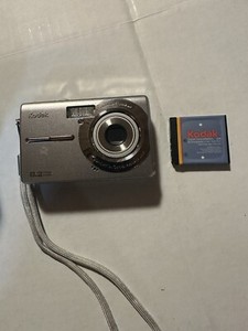 Kodak EasyShare M853 8.2MP Dig Camera - Arctic silver. Charger & (2) Batteries