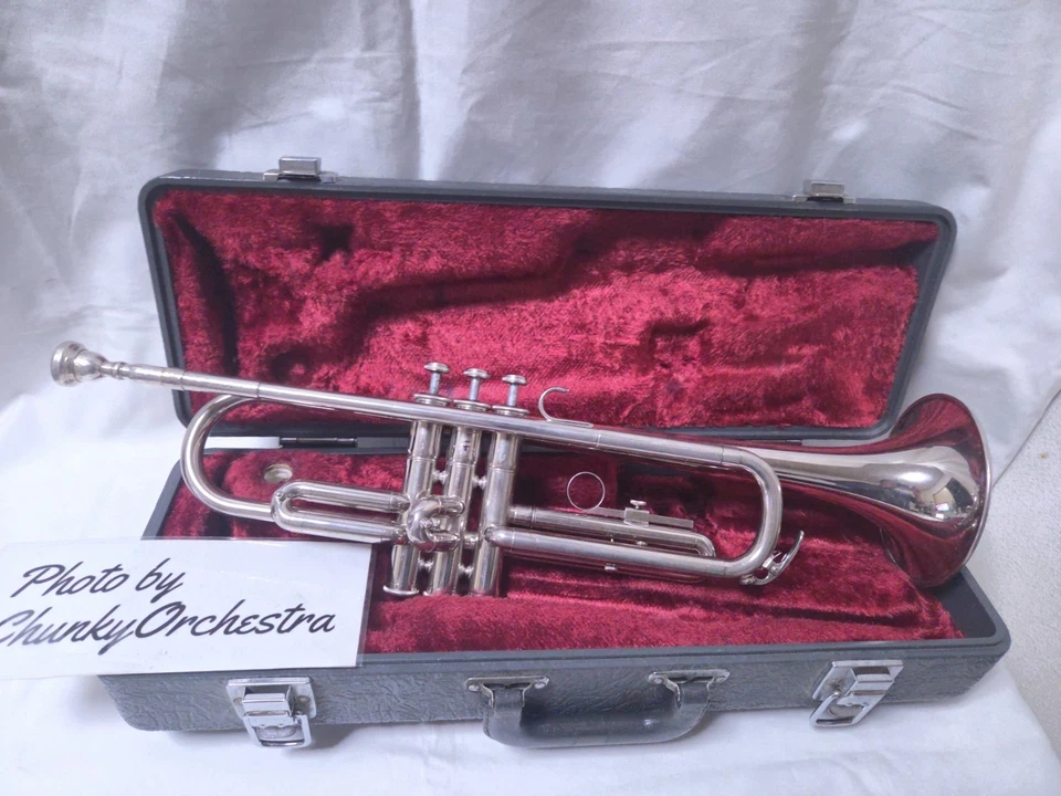 Tromba Yamaha YTR-136 colore argento modello per principianti e studenti... - Immagine 1 di 4
