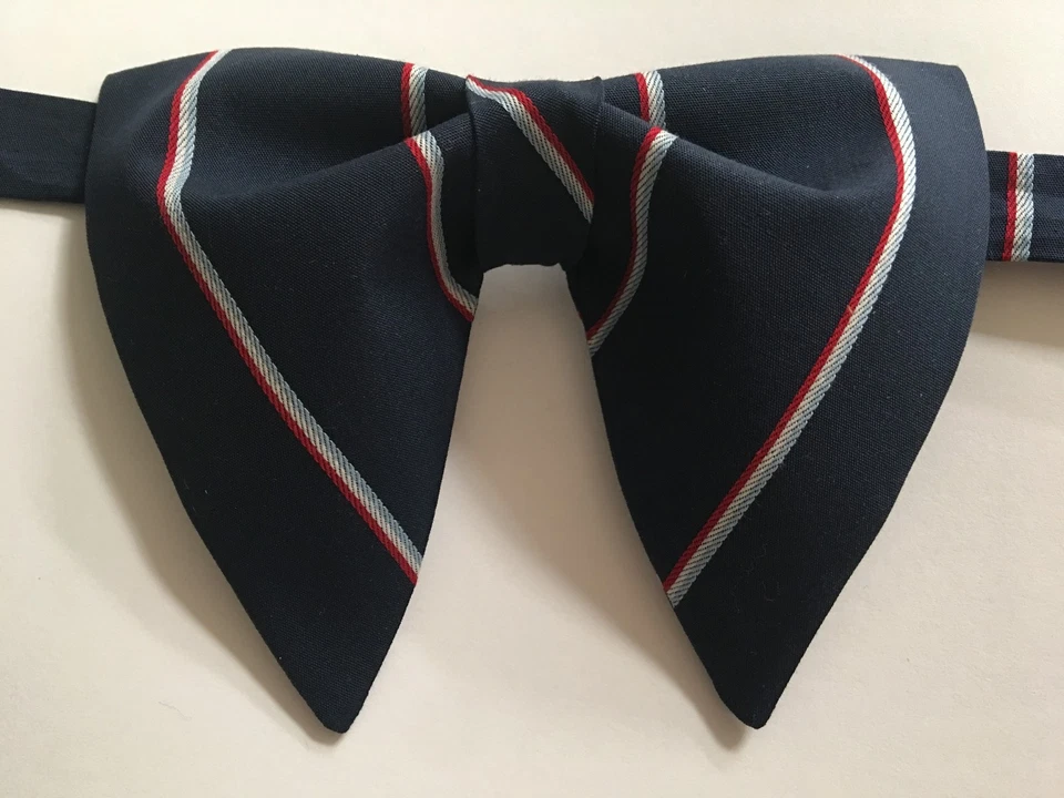 Pajarita hecha a mano azul marino/rojo/blanco a rayas estilo vintage años 70 corbata preatada Foto 1 de 3
