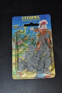Games Workshop WARHAMMER Vintage Shields PLASTIC 9508 - NEW IN BLISTER! - Picture 1 of 5