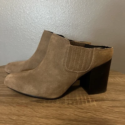 Botas Adam Tucker Me Too para mujer talla 7,5 gamuza topo mula sin cordones tacón grueso Foto 1 de 4