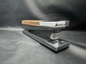 Cucitrice da scrivania vintage Acco 20 resistente metà secolo venatura legno cromo pesante USA - Foto 1 di 6