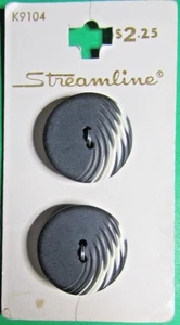 (2) VINTAGE 7/8" STROMLINIENFÖRMIG GESCHNITZT GESCHICHTET SCHWARZ WEISS KUNSTSTOFF 2-LOCH KNÖPFE-E576 - Bild 1 von 3