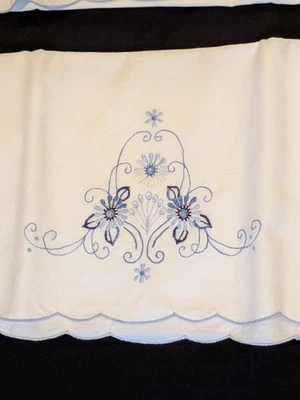 Juego de 2 fundas de almohada de algodón blanco de colección tamaño estándar bordadas a mano flor azul Foto 1 de 3