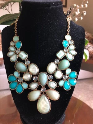 Collar Babero Style & Co. Macy’s Statement Nuevo con Etiquetas Tonos de Verde con Metal Dorado  Foto 1 de 4