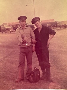 Chicos guapos abrazando cariñosos atractivos jóvenes ejército URSS foto de colección - Imagen 1 de 3