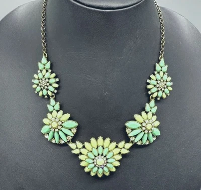 Collar J.Crew Floral Piedras Adornadas Verde y Amarillo Estrás Foto 1 de 4