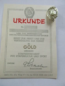 DDR Abzeichen Sportabzeichen Gold mit Urkunde - Picture 1 of 1