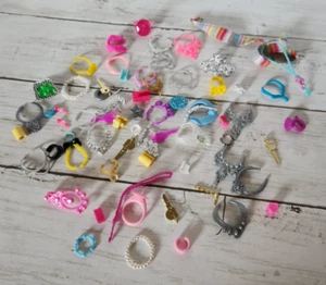 Lotto Accessori Barbie Orologi Collane Gioielli Occhiali Orecchini Misura Bambola - Foto 1 di 12