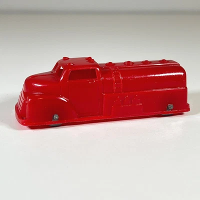 Camión cisterna rojo plástico vintage de los años 50 Dimestore juguete aerodinámico Foto 1 de 4
