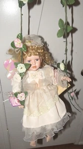 Muñeca de porcelana Goldenvale 18” en columpio de madera “Ann” - Imagen 1 de 3