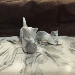 pretty vintage GDR west germany porcelain cats with balls - Picture 1 of 3