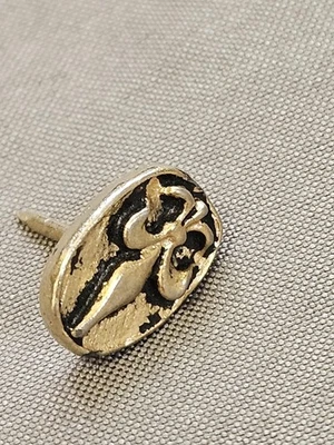 Pin de solapa ovalada Fleur-de-Lis tono dorado negro acabado antiguo con bolso de mano mariposa Foto 1 de 3