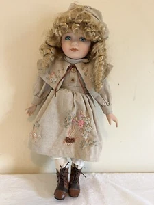 Muñeca vintage de PORCELANA de pie 16" con vestido bordado beige. Usado - Imagen 1 de 12