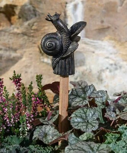Adorno de olla hecha a mano caracol en hosta caracol con estaca de caña Companions - arte de patio - Imagen 1 de 12