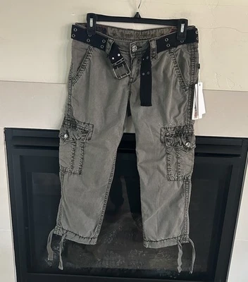 Pantalones cargo Rock Revival para mujer 24 bolsillos cortos cordón cinturón bordado Y2K Foto 1 de 4