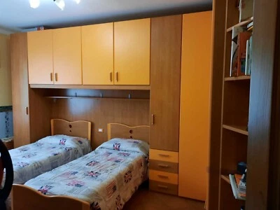 Cameretta a ponte compresa di 2 letti, armadio ad angolo e cassettiera.  - Immagine 1 di 4