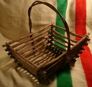 Cesta rústica de ramitas y ramas hecha a mano casa de campo revista exhibición vintage  - Imagen 1 de 12