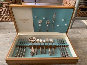 1953 Reed & Barton Dresden Rose Silber-Teller Service für 8 mit Eichentruhe - Bild 1 von 14