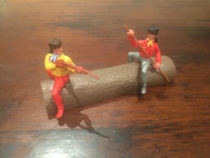 Timpo Trappers - "Escaping on a Log" - Raccoon/ Fur Hats - Toy Soldiers - 1970s - Foto 1 di 1