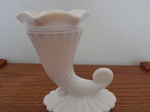 Jeannette Glass Co Milk Glass Pink Shell Scalloped Cornucopia Vase 1950s 5" - Picture 1 of 9