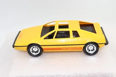 1/20 SCALE 1980's VINTAGE TESTORS #1022 LOTUS ESPIRIT YELLOW PLASTIC CAR - Image 1 of 4