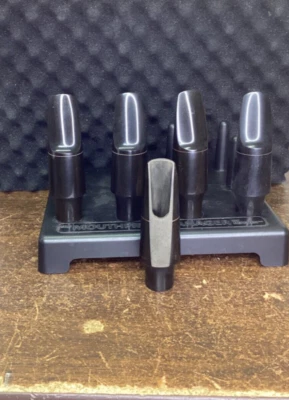 Lote de cinco (5) boquillas de saxofón de goma dura sin marca hechas en Francia Foto 1 de 3