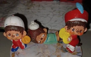 Set di 3 minifigure vintage 1979 Monchhichi Monchichi Sekiguchi PVC - Foto 1 di 6