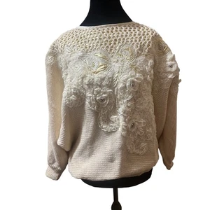 Suéter de Colección Encaje Estrás Bordado Crema y Dorado Tejido Ala de Murciélago Adornado 3D - Imagen 1 de 11