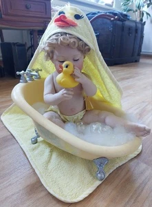 Porzellan Künstlerpuppe Baby Badewanne Aus Sammlung Ente Blubberblasen Handtuc - Bild 1 von 8