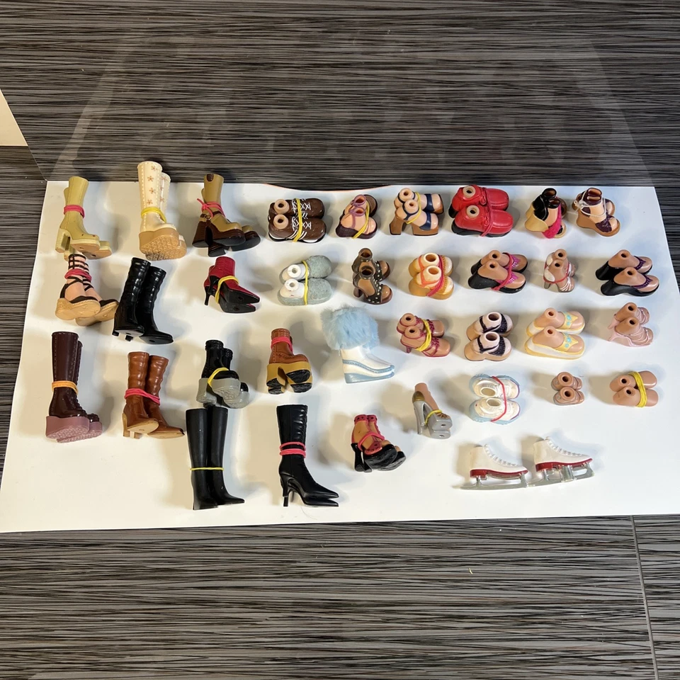 Bratz Lote 34 Pares de Zapatos, Botas, Tacones, Pies Colores Mezclados Foto 1 de 4