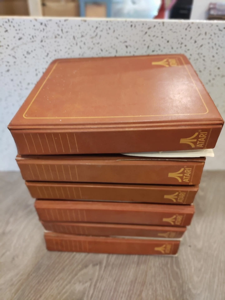 Lote de 6 Carpetas Estuche de Almacenamiento de Cuero 8 Juegos Atari 2600 7800 AUTÉNTICAS Leer Foto 1 de 4