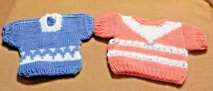 ZWEI neue Pullover für eine mittelgroße Puppe (oder Bär), handgestrickt - Bild 1 von 5
