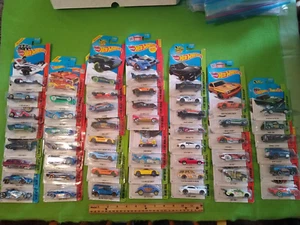52 verpackte Hot Wheels Druckguss Fahrzeuge. Alles neu im Paket. - Bild 1 von 9
