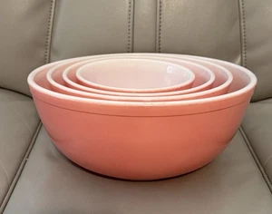 Set 4 ciotole vintage PYREX ROSA 401 402 403 404 BUONE CONDIZIONI GENERALI! - Foto 1 di 12