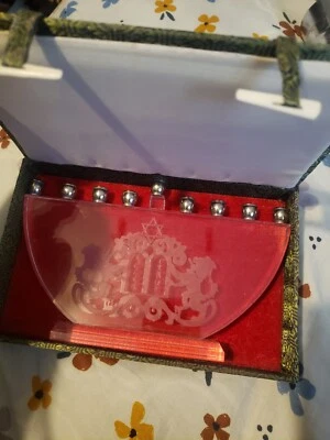 Caja china manorah grabada en vidrio limpia Foto 1 de 3