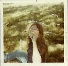 Lunettes de vue vintage années 1970 photo jolie fille cheveux longs chat mangeant flou doux